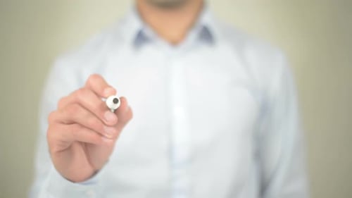 Startseite, Geschäftsmann schreibt auf transparentem Bildschirm