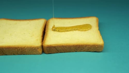 Mel líquido derramando em um pedaço de pão