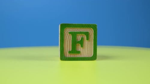 Bloque de madera del alfabeto con letra «F» de primer plano