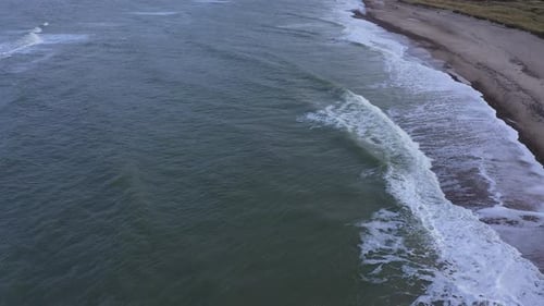 Vue aérienne d'une côte sablonneuse