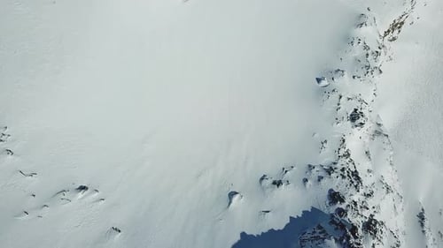 Drohnenaufnahme der schneebedeckten Berge im Winter.