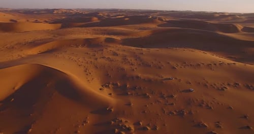 Vehículos conduciendo en increíbles paisajes desérticos