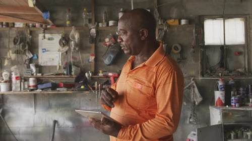 Nachdenklicher afrikanischer Mann bei der Arbeit