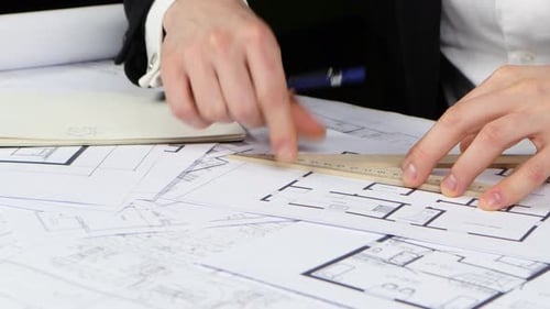 Made Engineer korrigiert Fehler in der Bleistiftzeichnung. Nahaufnahme