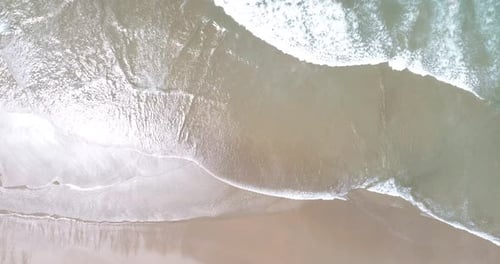 Natur mit Wellen an sonniger Küste