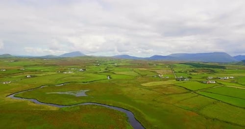 Vue aérienne de terres agricoles vertes 4k