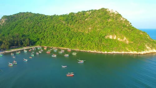 Viele Fischerboote an der Küste neben den Bergen, wunderschönes Meeresgebiet in Thailand.