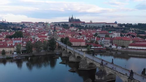 Luftaufnahme der Moldau, der Karlsbrücke und der Prager Burg bei Sonnenaufgang, Prag, Tschechische Republik