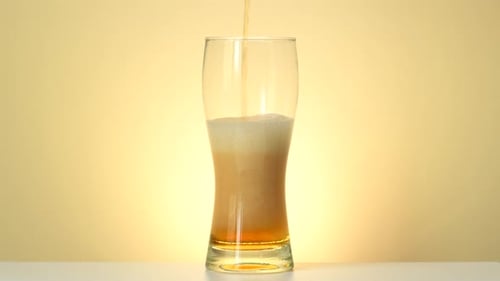 Bier gießt ins Glas