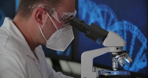 Wissenschaftler und Mikroskop 1