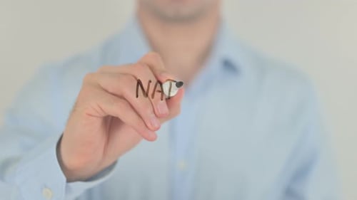 Publicidad nativa, hombre escribiendo en pantalla de vidrio transparente