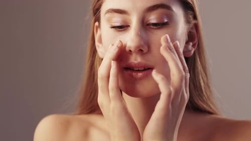 Maquillaje matutino para mujer hermosa y suave cuidado