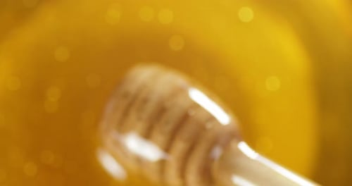 A colher de pau é mergulhada em mel fresco.