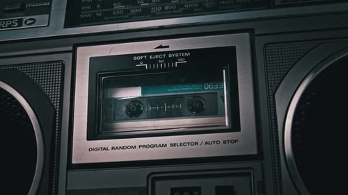 Die Audiokassette dreht sich im Deck eines alten Tonbandgeräts