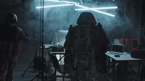Equipe da SWAT invade o esconderijo de hackers