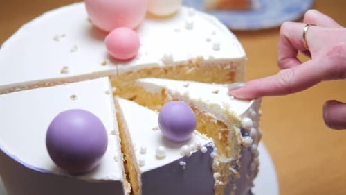 Junge Frau serviert Kuchen