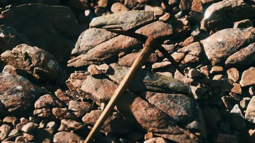 Retro-Spitzhacke auf den Felsen
