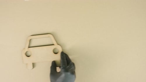 Autosymbol aus recyceltem Karton auf den Tisch legen