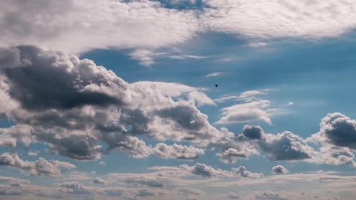 Zeitraffer von geschwollenen Wolken, die sich im Wolkenraum des blauen Himmels bewegen