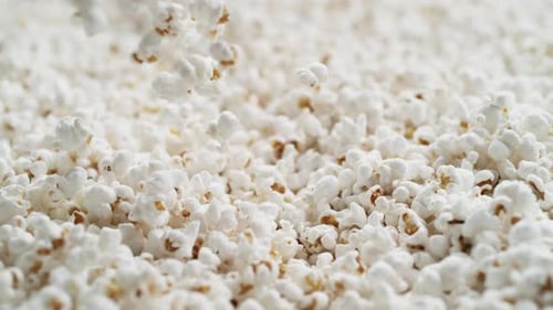 Die Kamera folgt dem Werfen von Popcorn. Zeitlupe.