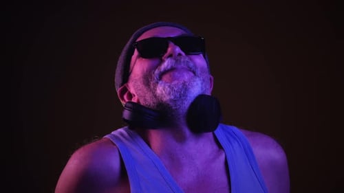 Joyeux homme senior écoutant de la musique et chantant
