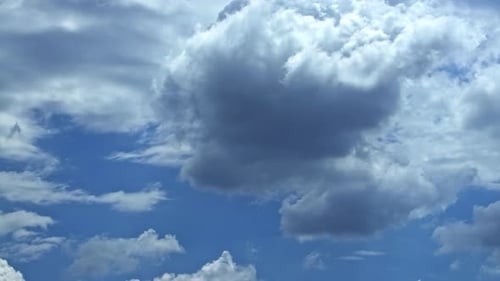 Tagsüber wirbeln atemberaubende riesige Cumuluswolken