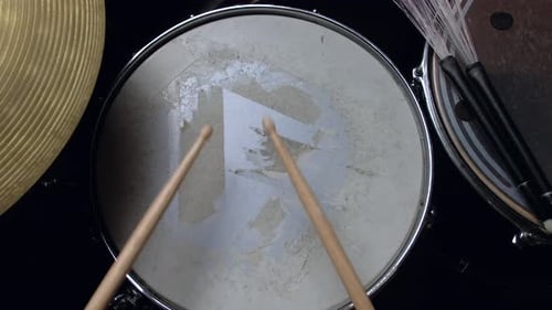 el baterista toca con baquetas en una caja