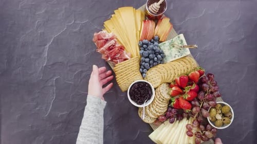 Lay plat. Disposer du fromage gastronomique, des craquelins et des fruits sur une planche pour obtenir un grand plateau de fromages.