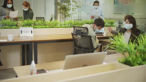 Une femme handicapée vient à son bureau et commence à travailler