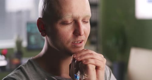 Homme chauve priant dans une clinique d'oncologie