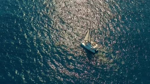 Luftaufnahme. Katamaran fährt auf dem Seeweg, Kamera rückt näher und fliegt über Schiff, bei Sonnenuntergang, wunderschön