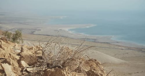 Acantilados desérticos cerca del Mar Muerto en Israel