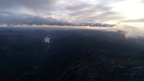 Vuela entre las nubes sobre los picos de las montañas