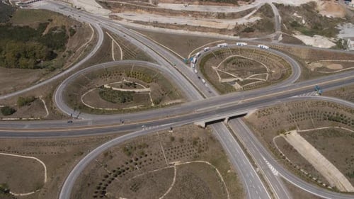 Autobahnkreuzung Kreisverkehr LKWs passieren Luftaufnahme