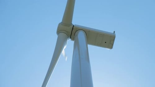 Windgenerator mit rotierenden Flügeln gegen klaren Himmel