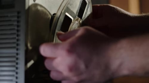 Nahaufnahme der Magnetkassetten eines aufgestellten Reeltoreel-Kassettenrekorders