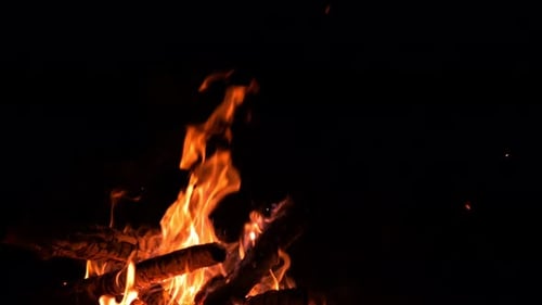 Feuer auf dem Campingplatz (4K)