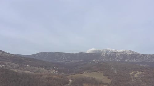 Les montagnes de Stol et de Veliki Krsh d'ici janvier (vidéo aérienne 4K)