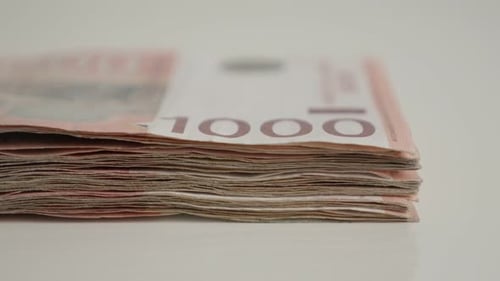 Primer plano, denominaciones en papel de 1000 dinares, 4K, 2160p, 30 fps, imágenes inclinables UltraHD, mucho serbio