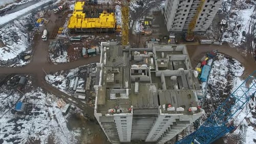 Constructores aéreos en lo alto de un rascacielos
