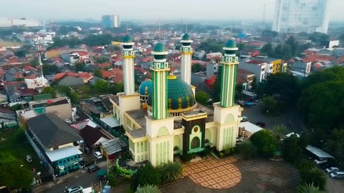 La plus grande mosquée, contexte du concept de l'Aïd du Ramadan, voyages et tourisme. Avec pollution par le smog.