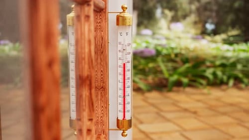 El termómetro exterior del jardín adjunto a la ventana de madera. Temporada cálida