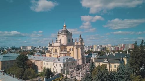 Vue aérienne de la cathédrale Saint-Georges de Saint-Jura dans la ville de Lviv, Ukraine