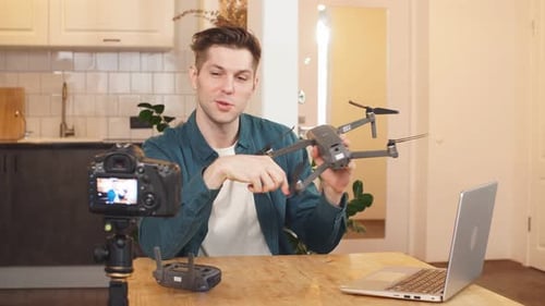 Un bloguero graba un Vídeo con una cámara profesional, un hombre intenta grabar un Vídeo interesante
