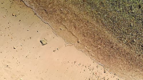 Luftaufnahme von Meereswellen und Strand