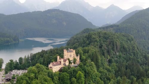 Luftaufnahme des Schlosses Hohenschwangau in Bayern, Deutschland, Europa