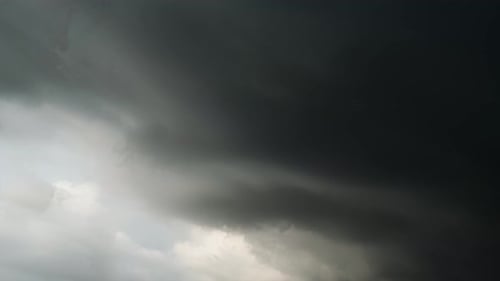 Zeitraffer für dunkle Wolken