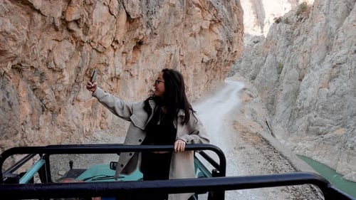 Reisende Frau im Canyon genießt die Natur