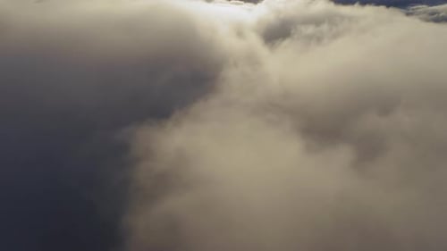 Direkter Blick aus dem Cockpit — Flug durch eine wunderschöne Wolkenlandschaft bei Sonnenaufgang