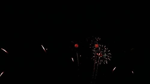 Buntes Feuerwerk bei Nacht auf Himmelshintergrund
